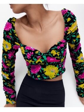 < NWT Zara Vibrant Floral Pattern Cropped Top Ruched Sleeves Size Small >